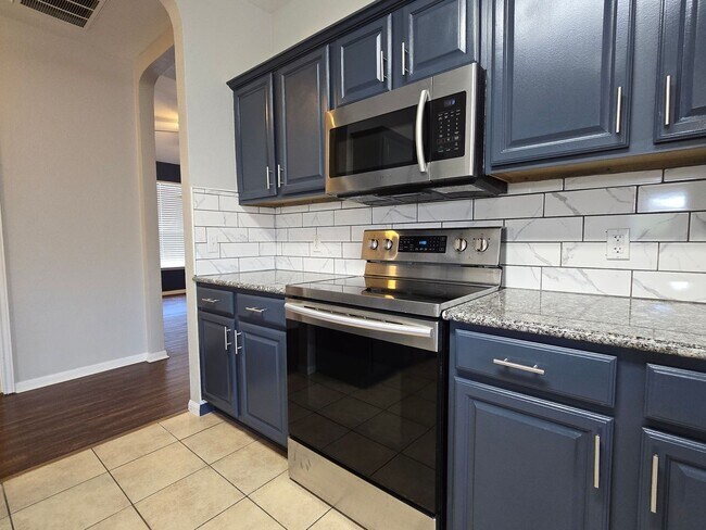 Foto del edificio - NEW IN MANAGEMENT - AVAILABLE NOW!