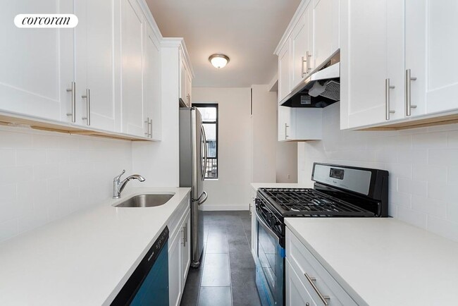 Building Photo - 61-09 39th Avenue H6