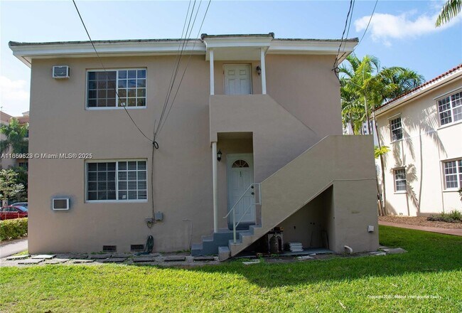 Foto del edificio - 233 Madeira Ave