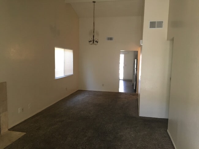 Building Photo - Beautifully Updated 2 Bed 2 Bath