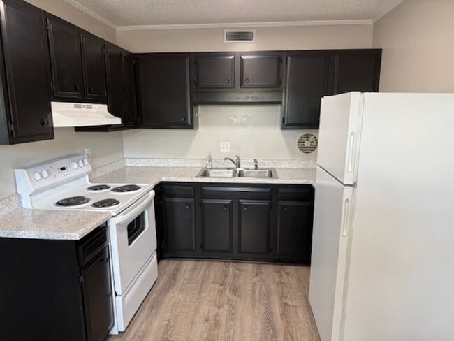 Building Photo - Maryville City 37803 - Available Now! Show...
