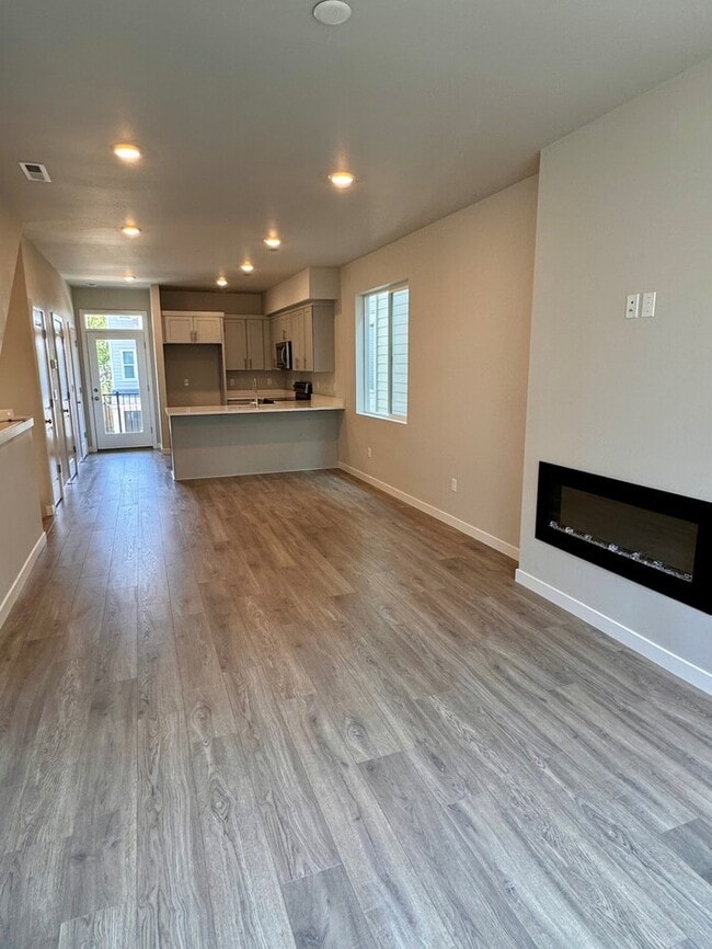 Foto del edificio - Gorgeous New Construction Home w/LVP Flooring, SS Appliances, W/D, Fireplace & MORE!