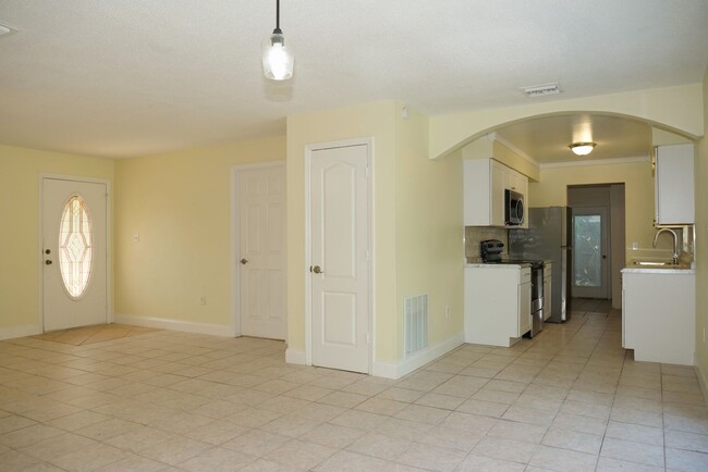 Building Photo - Renovated home