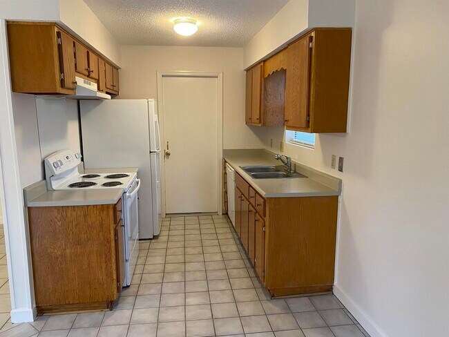 Building Photo - 140 Royal Cir