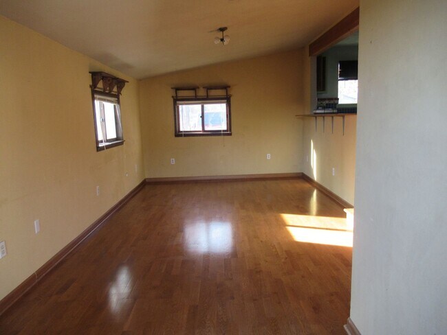 Building Photo - 3 bedroom home with detached 2 car Garage