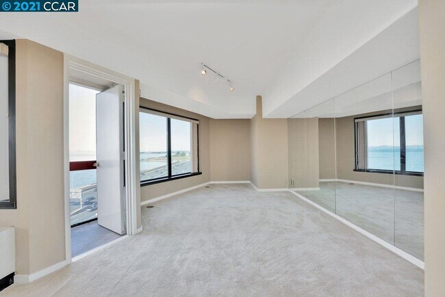 Foto del edificio - 6363 Christie Ave