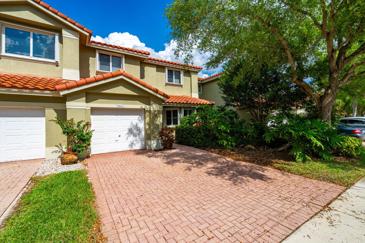Foto principal - 5661 NW 125th Ave