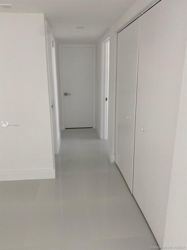 Foto del edificio - 19390 Collins Ave