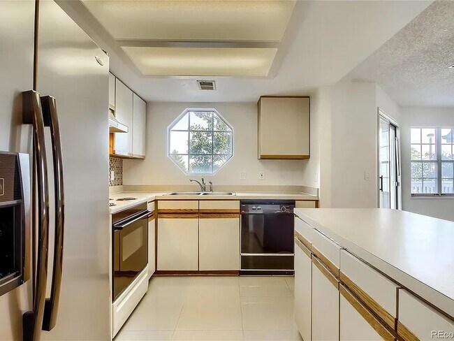 Foto del edificio - 12645 E Pacific Cir