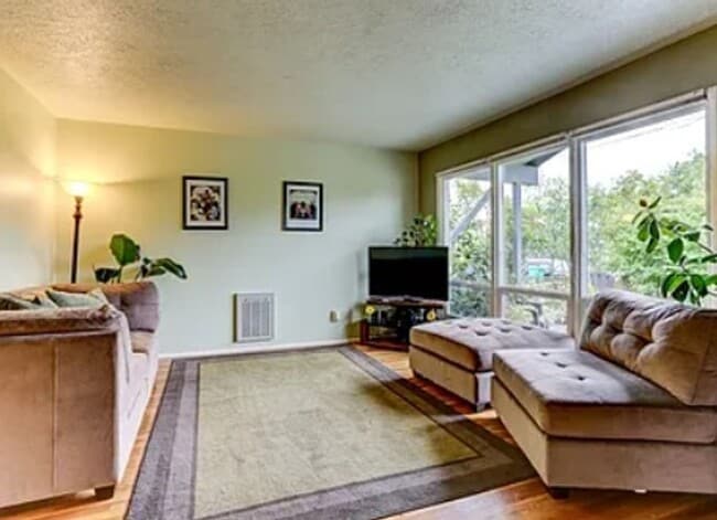 Building Photo - Arbor Lodge Bungalow with Hardwoods, Attac...