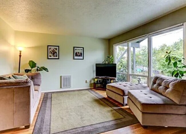 Foto del edificio - Arbor Lodge Bungalow with Hardwoods, Attac...