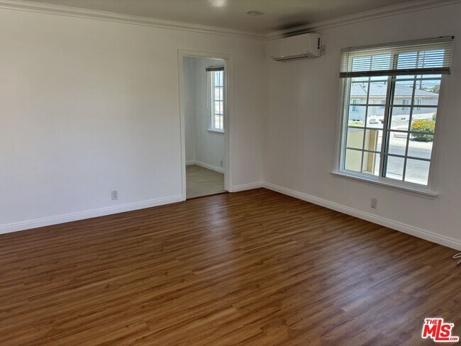 Foto del edificio - 8437 Lilienthal Ave