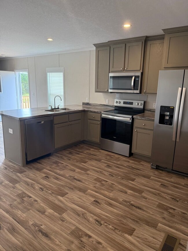 Foto del edificio - BRAND NEW-3 Bedroom / 2 Bath-LUXURY MOBILE...
