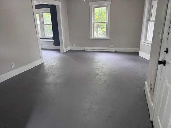 Building Photo - Rent ready!