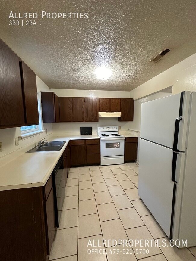 Building Photo - Townhouse off of  N. Shiloh Drive in Fayet...
