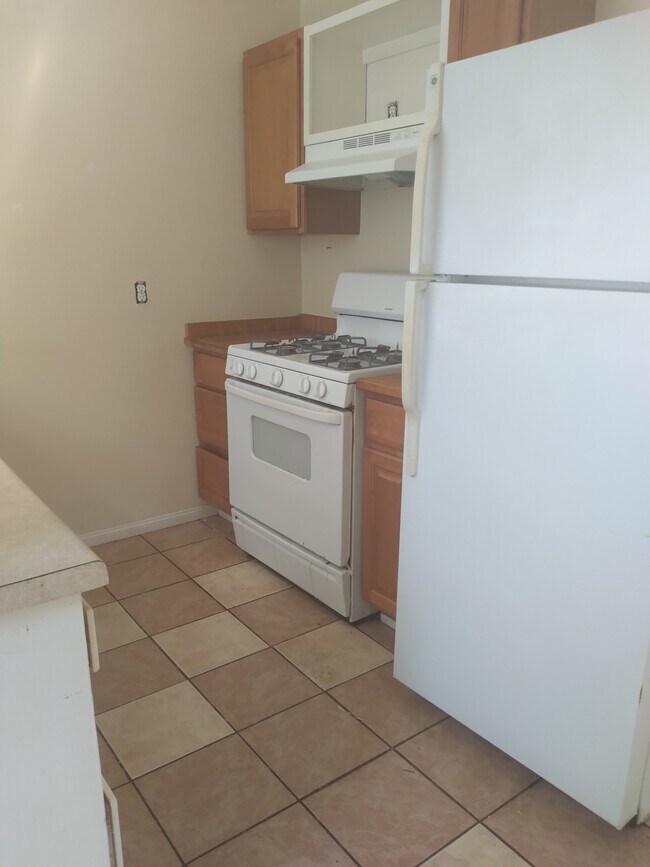 Full Kitchen - 232 N Sierra Ave