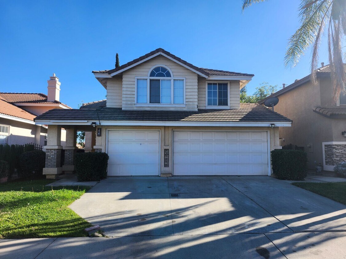 Foto principal - Spacious 4-Bedroom Home in a Prime Location