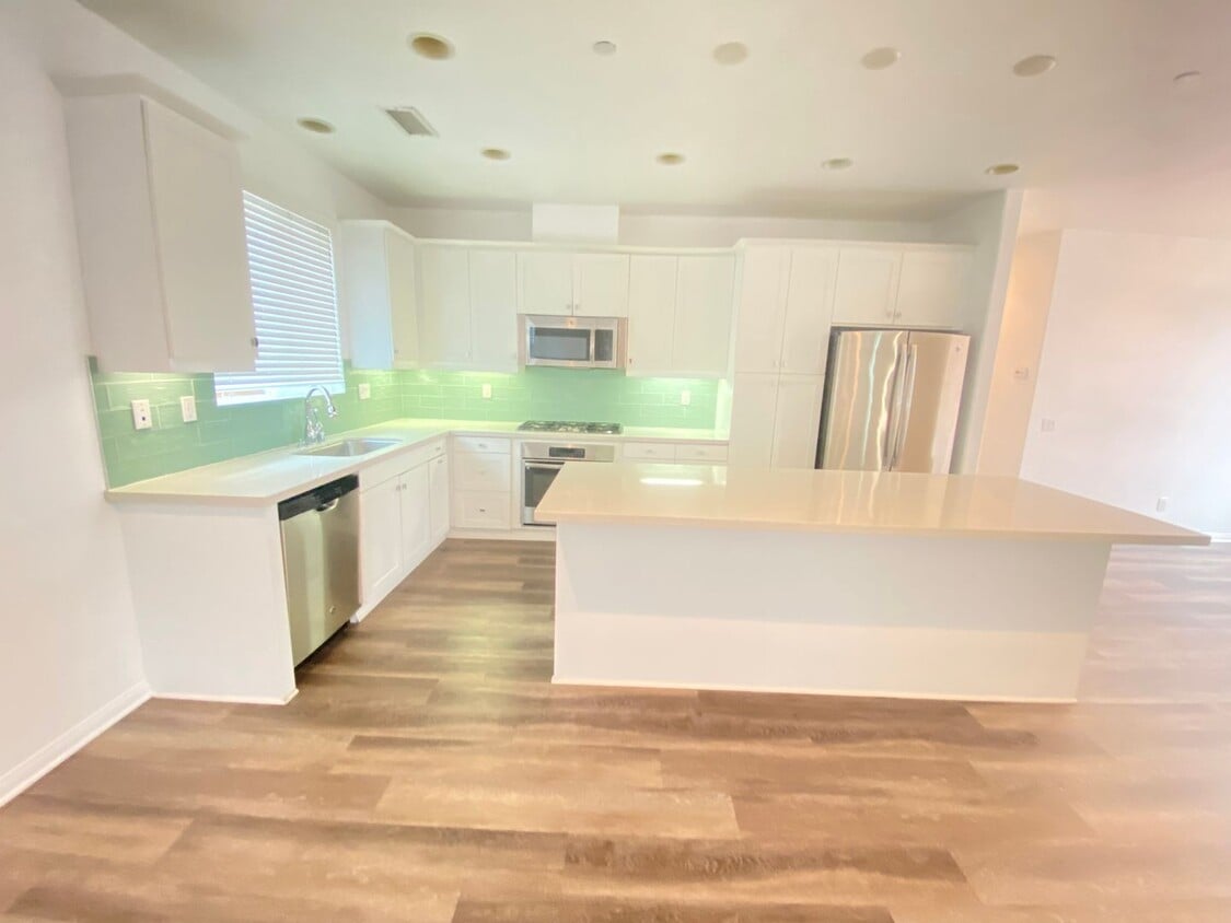 Primary Photo - 2721 S El Camino Real