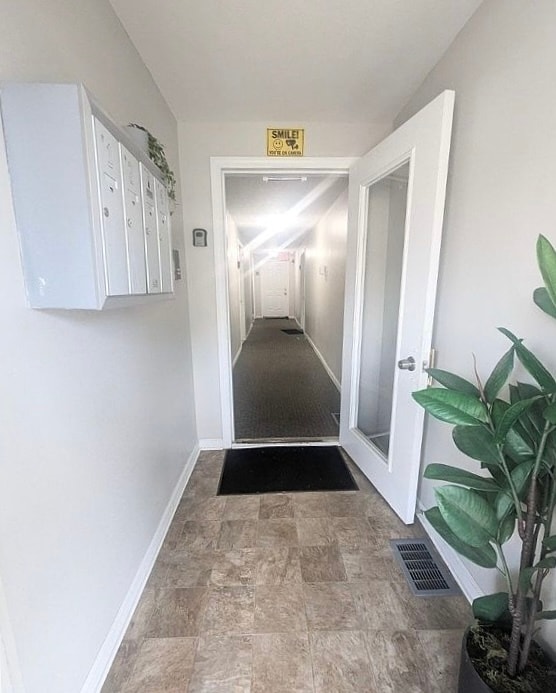 Área común y área de buzones - 618 Maplewood Ave