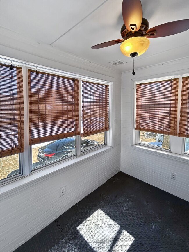 Foto del edificio - Welcome to this charming 2-bedroom, 1-bathroom home located in the heart of Crescent Township, PA