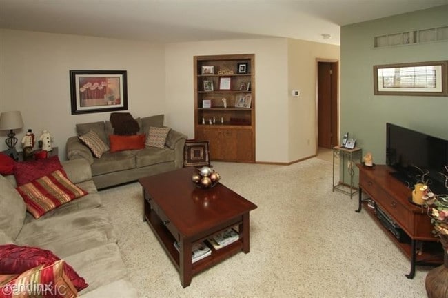 Building Photo - 8066 Wimbledon Dr