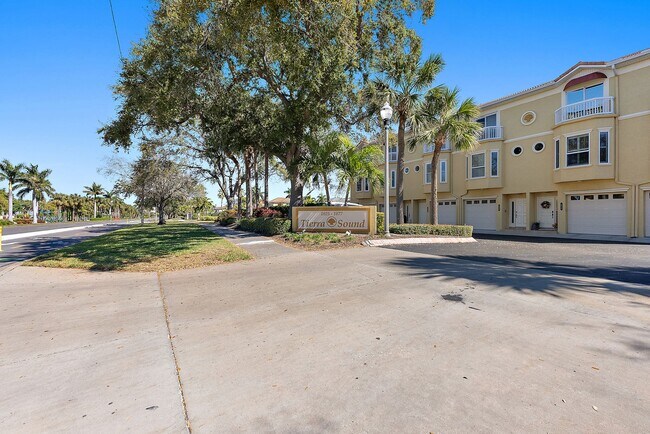 Building Photo - 1031 Pinellas Bayway S