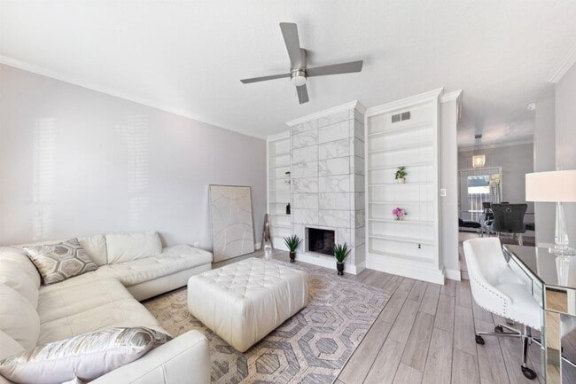 Foto del edificio - 7700 Creekbend Dr