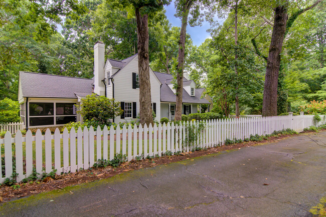 Foto del edificio - 4520 Vickrey Chapel Rd N