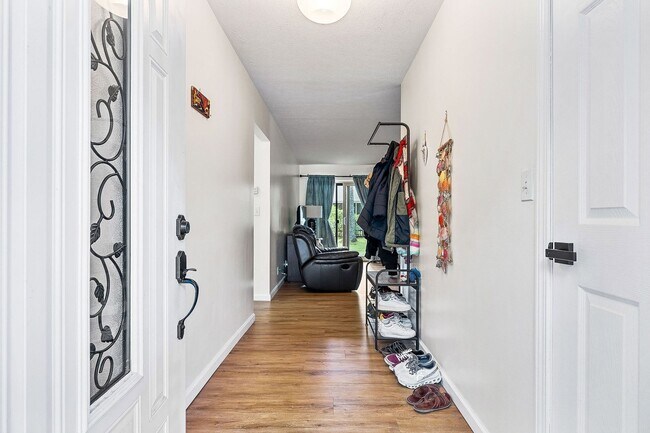 Foto del edificio - Spacious rental in desirable neighborhood ...