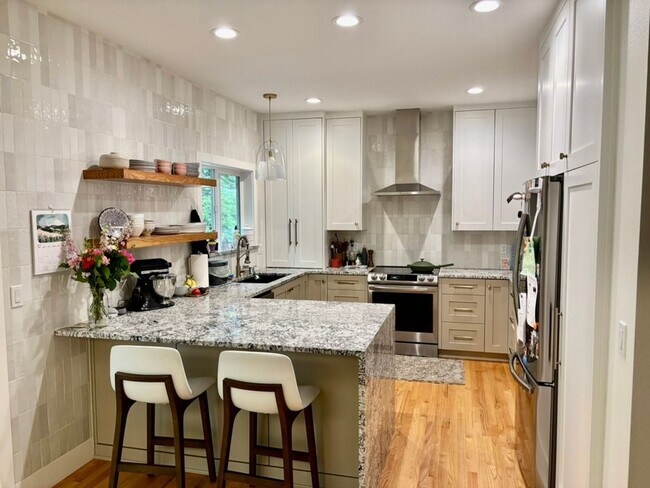 Building Photo - Amazing Forest Heights Home With An Easy C...