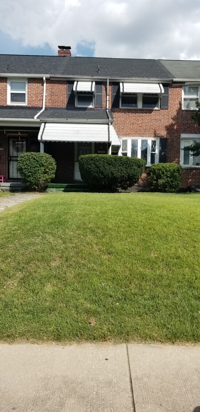 Beautiful Front Yard - 4531 Northwood Dr