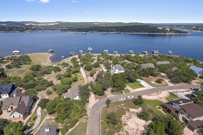 Foto del edificio - 504 Lakeshore Cir