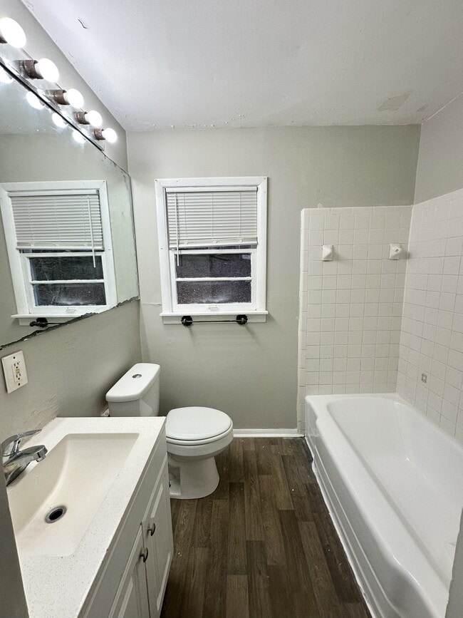 Foto del edificio - 1045 Waverly St