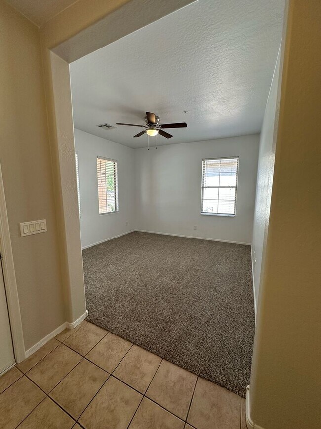 Building Photo - Spacious 4 bedroom, 2 bath in Excellent Lo...