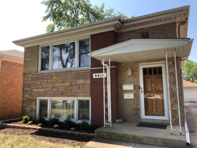 8615 44th St Unit Garden, Lyons, IL 60534 Room for Rent in Lyons, IL