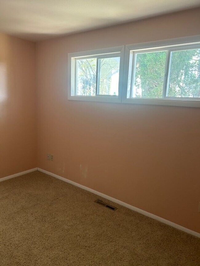 Building Photo - Burlington Duplex