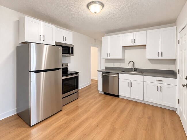 Building Photo - 458 E Lambourne Ave