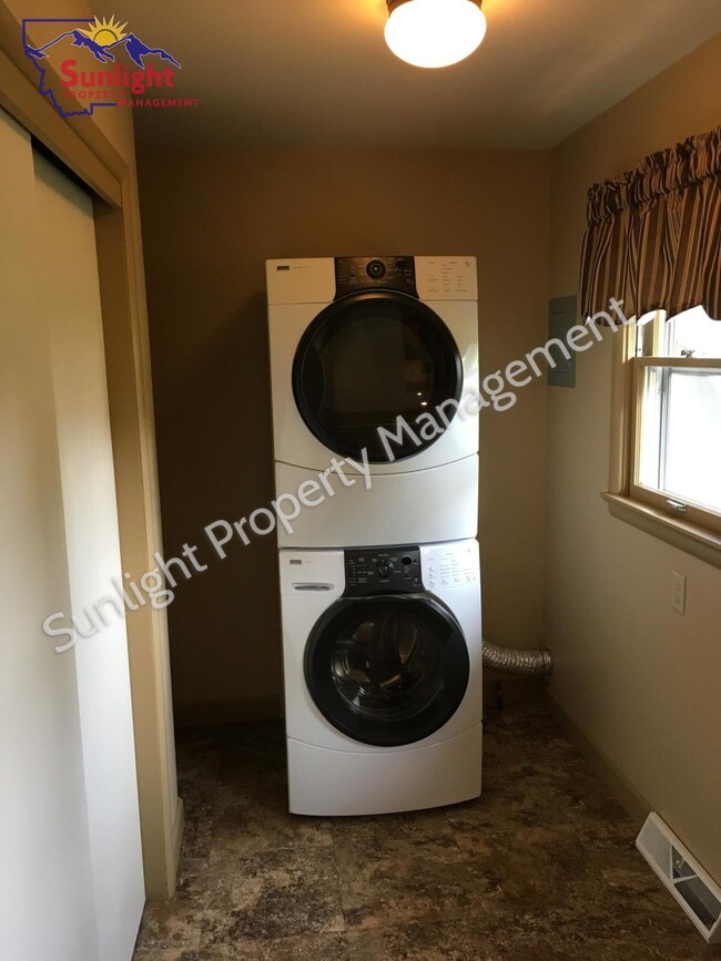 Building Photo - Duplex unit with Modern updates and a Garage - Available Now!