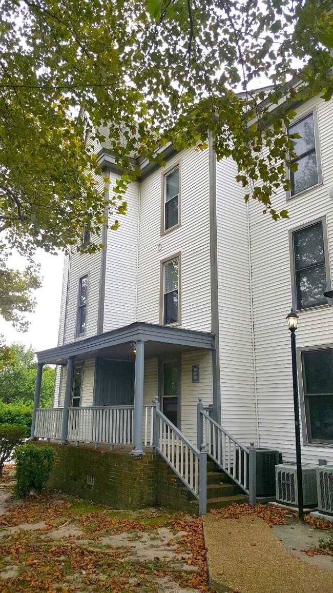 Building Photo - 957 Green St