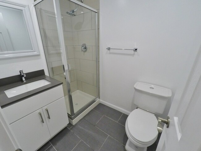 Building Photo - Remodeled 2BR in NOBE w/ In-Unit Laundry, ...
