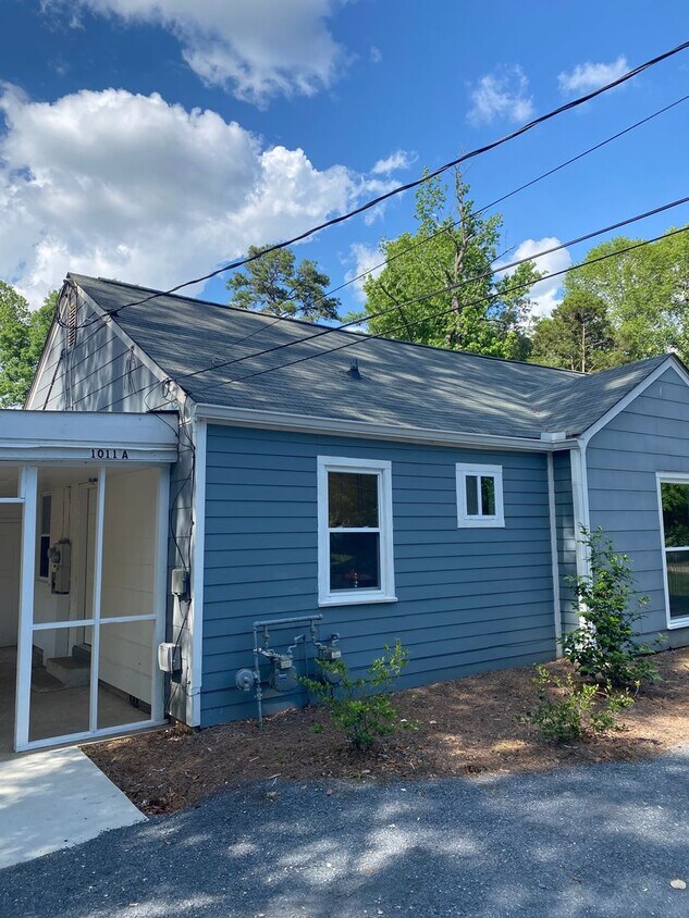 Primary Photo - 1011 Lakeview Dr