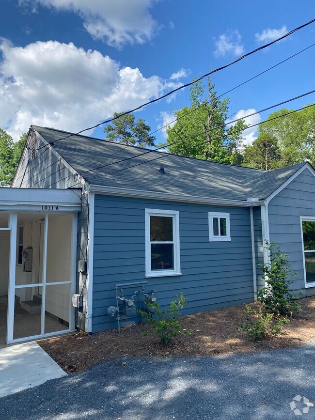 Building Photo - 1011 Lakeview Dr