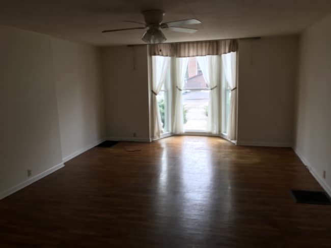 Building Photo - 301 N Delia St