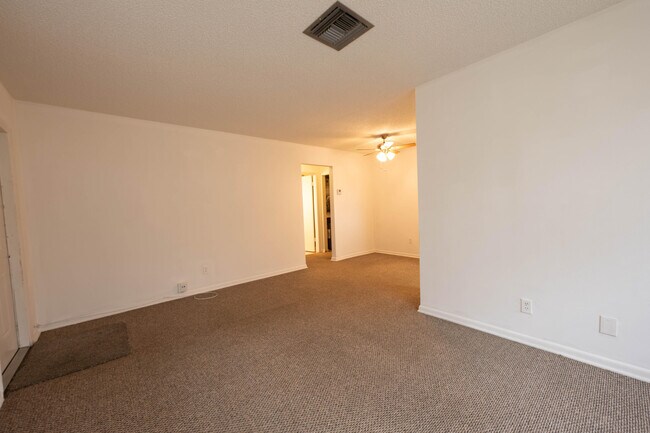 Foto del edificio - 625 N M St