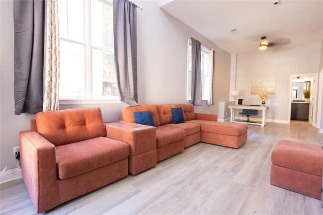 Foto del edificio - 4867 Pinnacle Dr