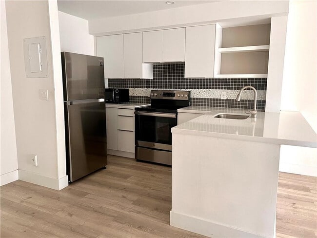 Foto del edificio - 10930 Royal Palm Blvd