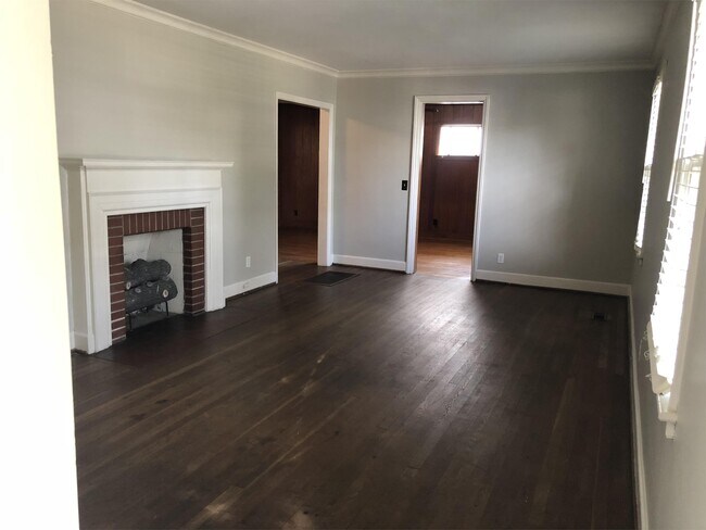 Building Photo - 1006 Elmwood Dr