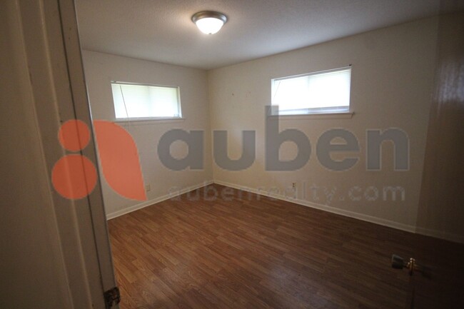 Building Photo - 2 bed duplex off Bonny Oaks - Housing Vouc...