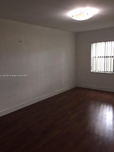 Foto del edificio - 8290 Lake Dr