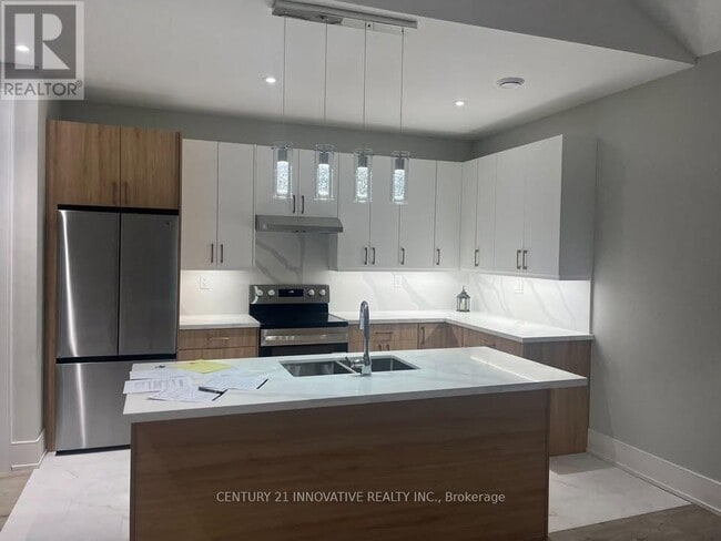 Building Photo - 2 Golf Ln